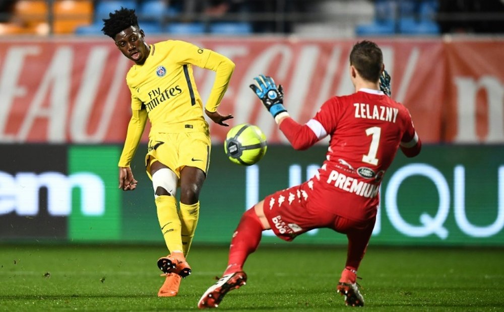 Timothy Weah face au gardien troyen Erwin Zelazny en match de Ligue 1. AFP
