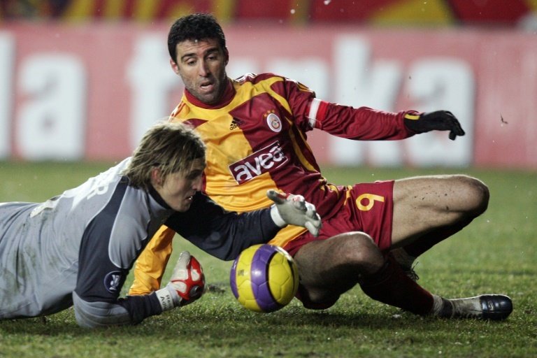 Hakan Sukur aux prises avec le gardien de but allemand Adler Rene à Istanbul. AFP