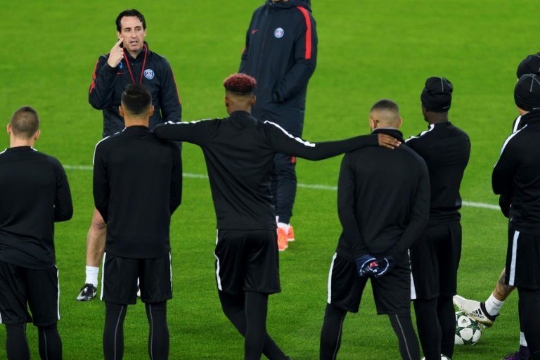 Le coach du PSG Unai Emery s'adresse à ses joueurs lors dune séance d'entraînement à Bâle. AFP