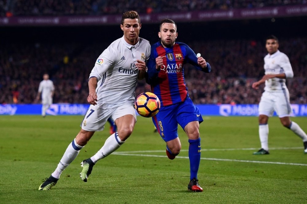 La star du Real Madrid Cristiano Ronaldo à la lutte avec Jordi Alba du Barça au Camp Nou. AFP