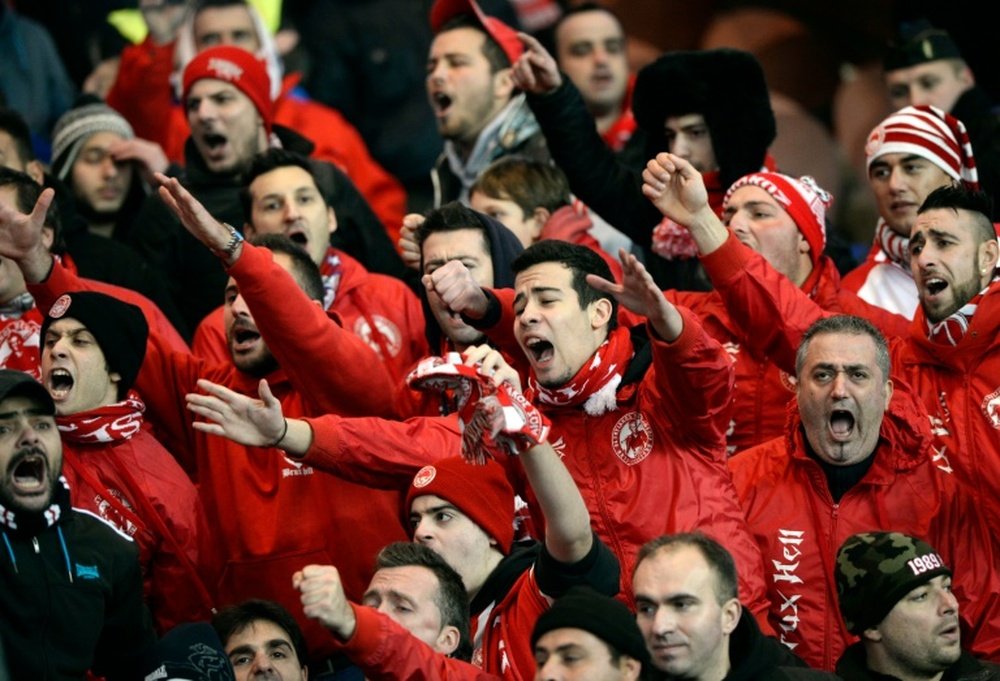 Supporteurs de lOlympiakos lors du match de Ligue des champions face au PSG au Parc des Princes, le 27 novembre 2013