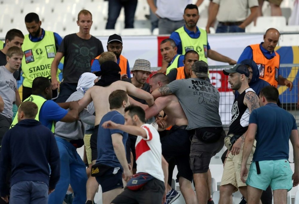 Un goupe de supporteurs se bat dans les tribunes du Stade Vélodrome à la fin du match de lEuro Angleterre-Russie, le 11 juin 2016