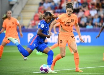 Geyoro em disputa de bola com a holandesa Dominique Janssen.AFP