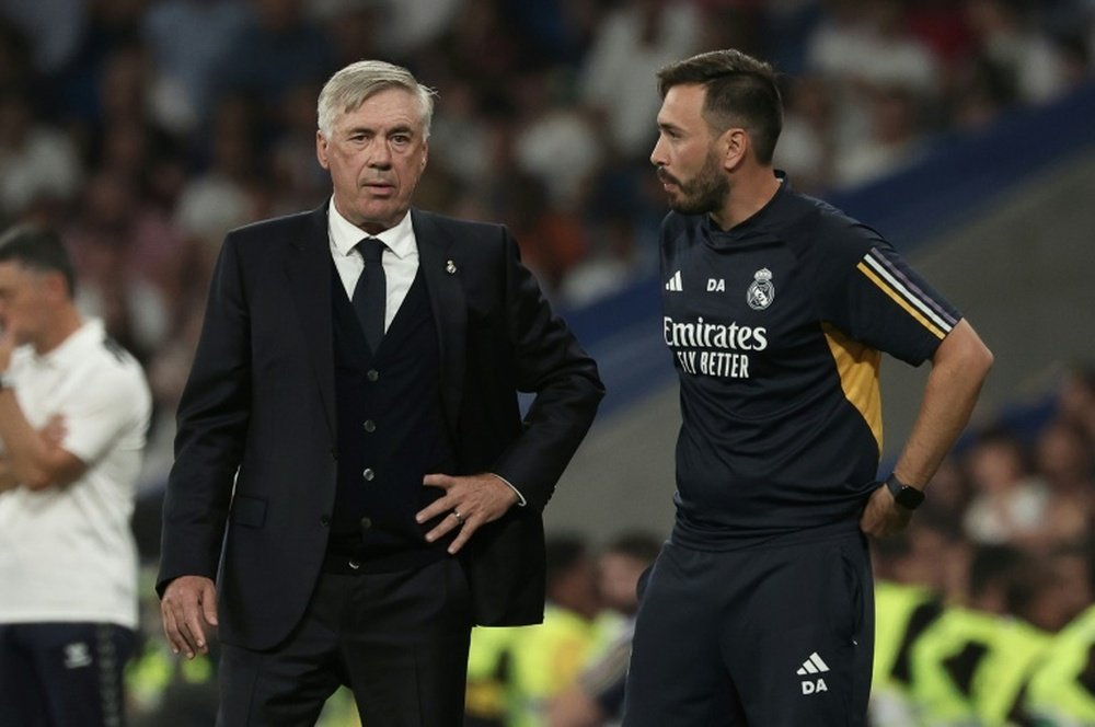 L`entraîneur italien du Real Madrid Carlo Ancelotti et son adjoint Davide Ancelotti à Santiago Bernabeu, le 27 septembre 2023