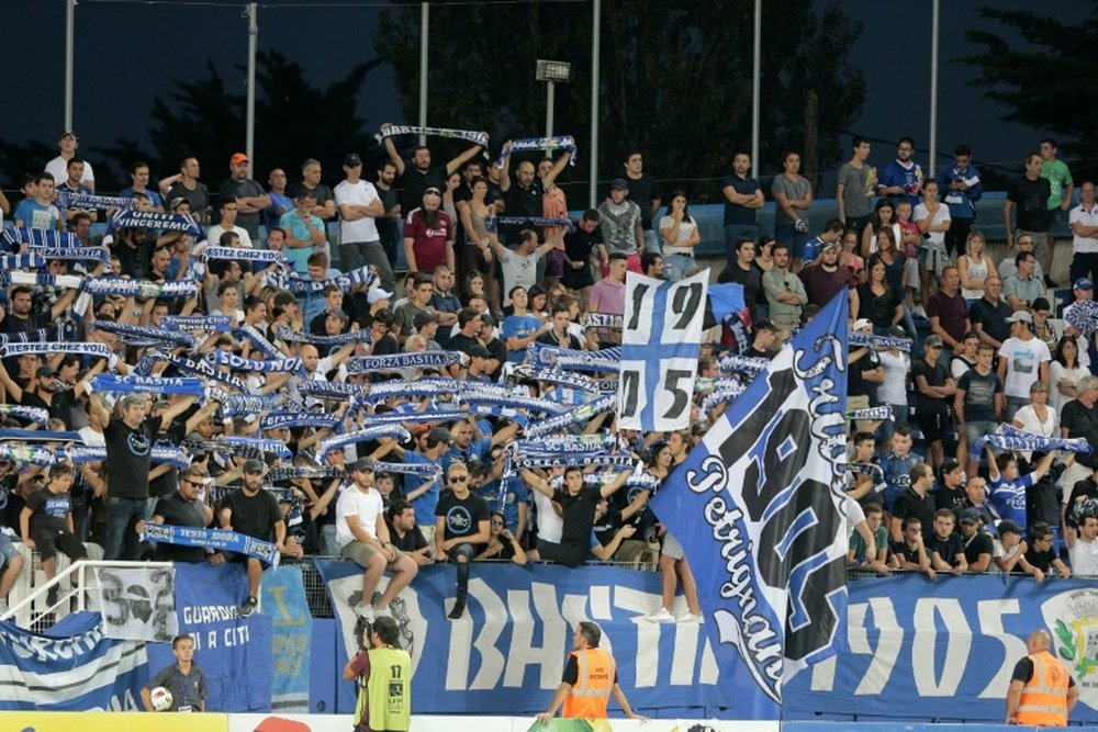 Les supporters de Bastia encourangent leur équipe lors de la réception de Toulouse. AFP