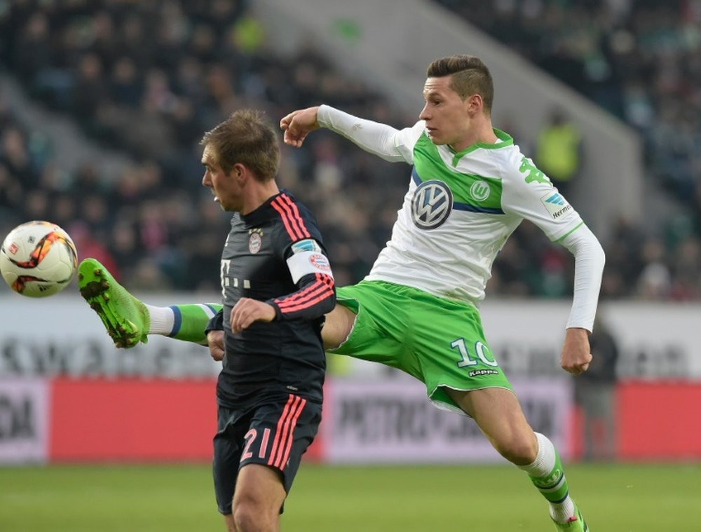 Le milieu de Wolfsburg Julian Draxler (d) à la lutte avec le défenseur du Bayern Philipp Lahm, le 27 février 2016 à Wolfsbourg