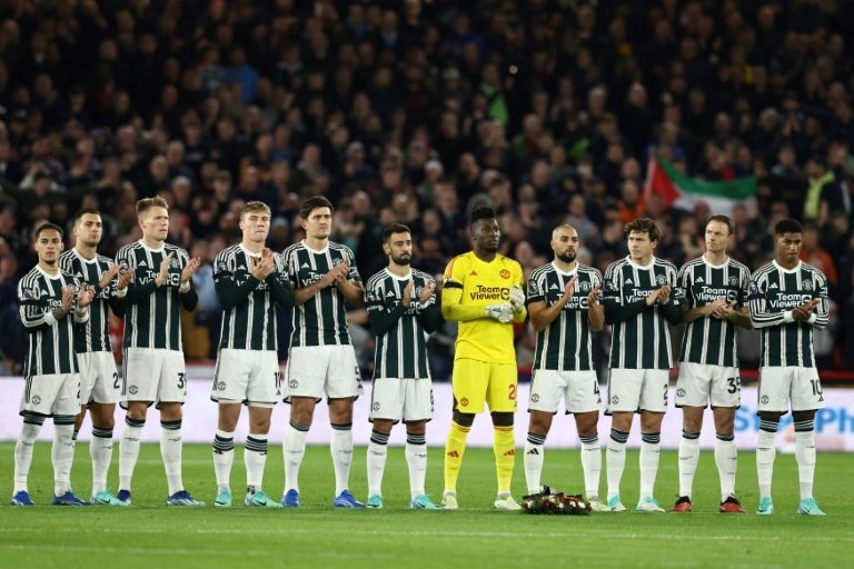Man Utd win on emotional night following death of Charlton