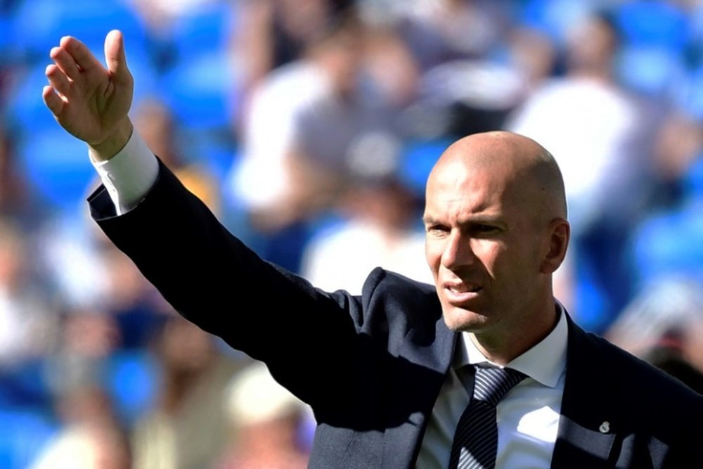 Zinedine Zidane no pudo enderezar el rumbo de un Real Madrid roto. AFP