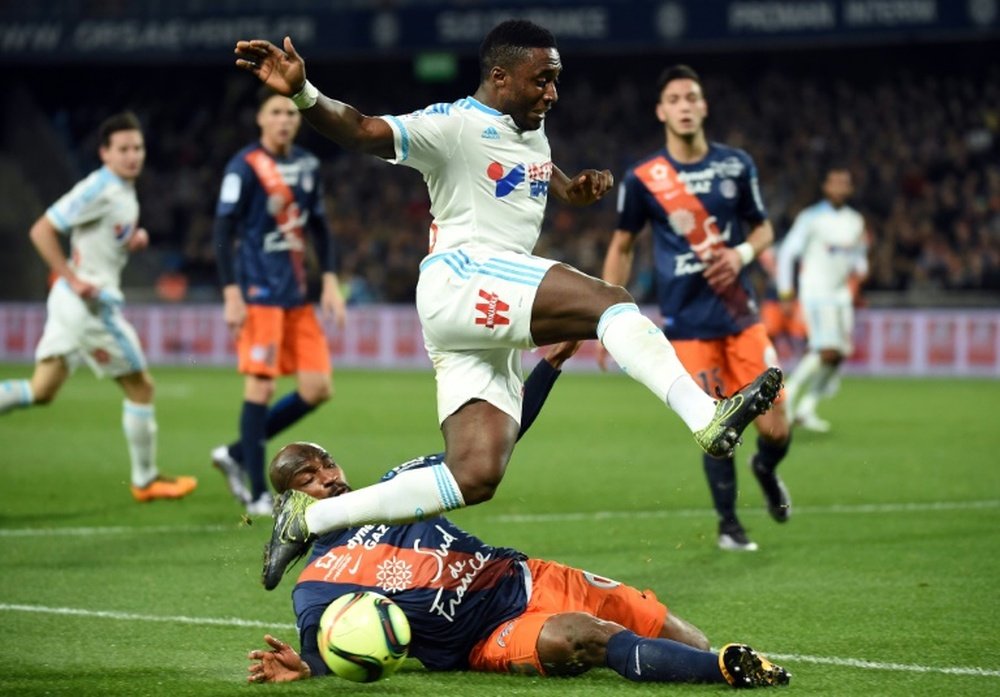 Le défenseur de Marseille Dja Djédjé à la lutte avec le joueur de Montpellier Souleymane Camara. AFP