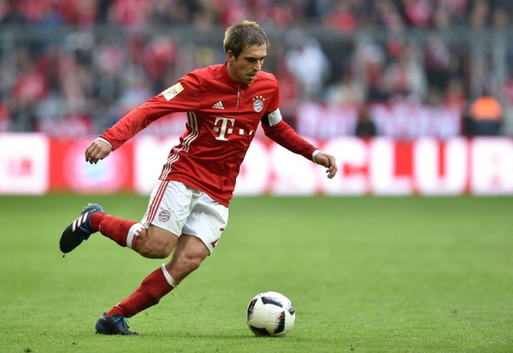 Le défenseur du Bayern Philipp Lahm contrôle le ballon lors du match face à Francfort. AFP
