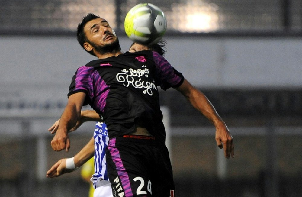 Gaëtan Laborde reprend un ballon de la tête contre la Real Sociedad. AFP