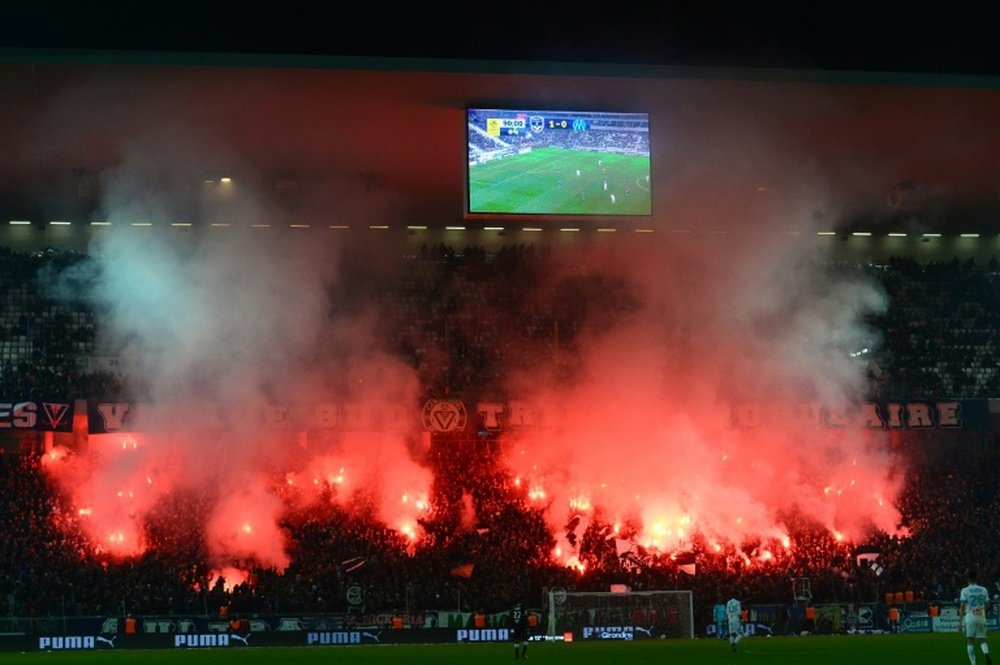 Des supporters bordelais allument des fumigènes lors du match contre Marseille. AFP