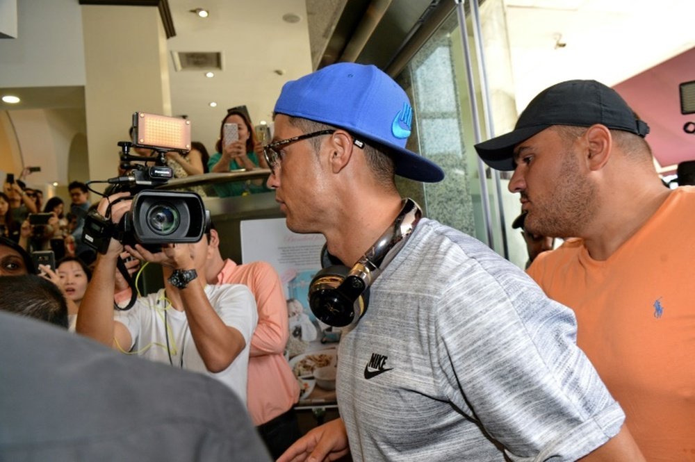 Cristiano Ronaldo, lors dune visite humanitaire dans un hôpital à Singapour. AFP