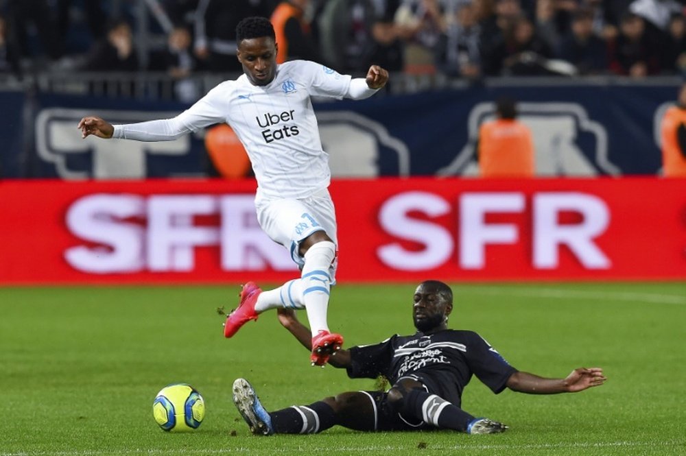 Bouna Sarr suena para aterrizar en Sevilla. AFP