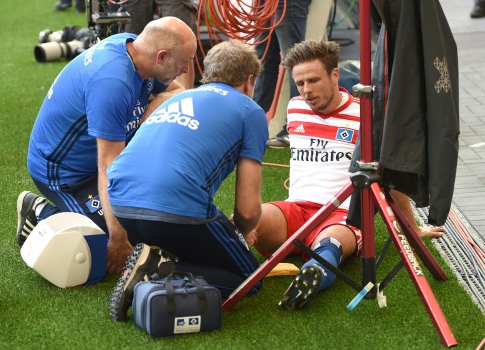 Le milieu de terrain d'Hambourg Nicolai Müller blessé à un genou lors du match contre Augsbourg. AFP