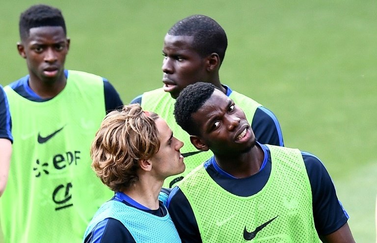Griezmann e Dembélé estão escalados para a seleção da França. AFP
