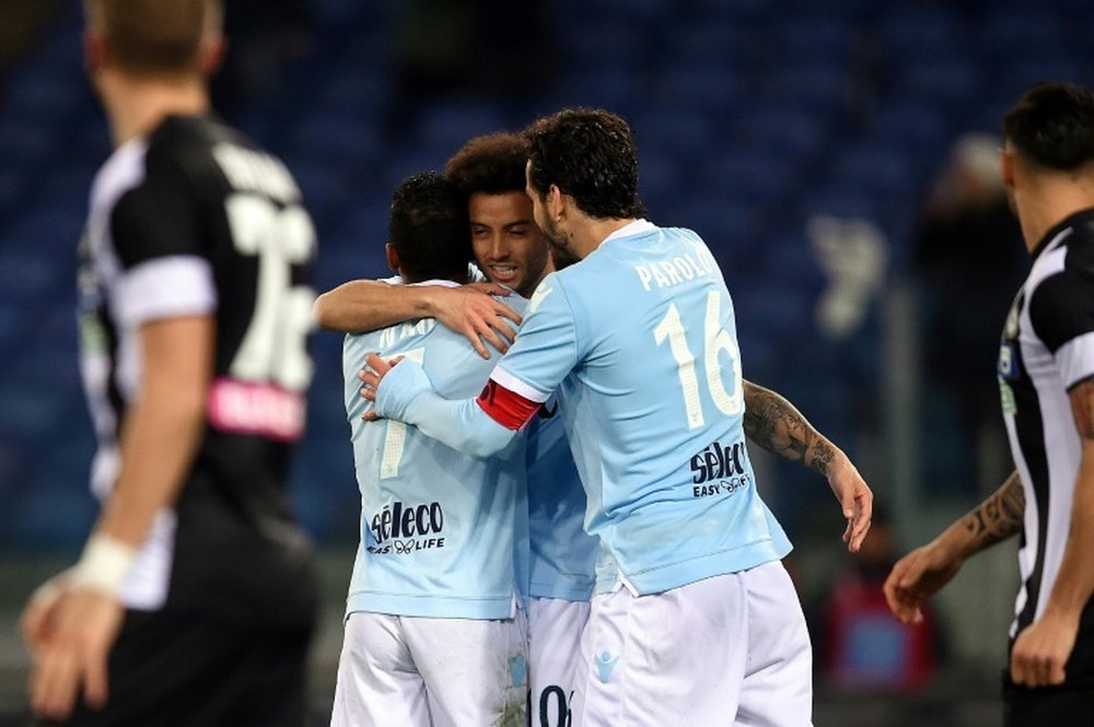 Nani (g) félicité par ses coéquipiers de la Lazio après un but contre l'Udinese. AFP