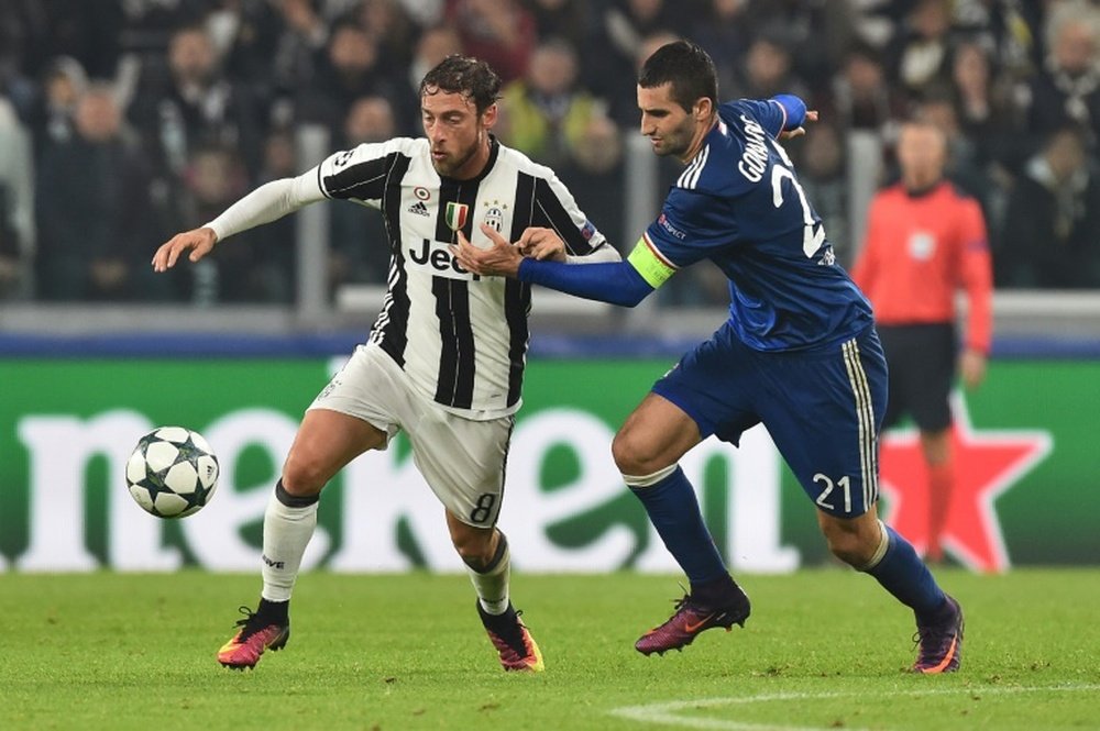 Le milieu de terrain international italien Claudio Marchisio à la lutte avec le Lyonnais Maxime Gonalons, le 2 novembre 2016 au Juventus Stadium