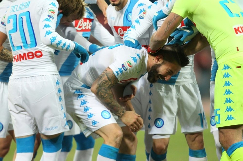 Le défenseur de Naples Tonelli félicité par ses coéquipiers après son but face à la Sampdoria. AFP