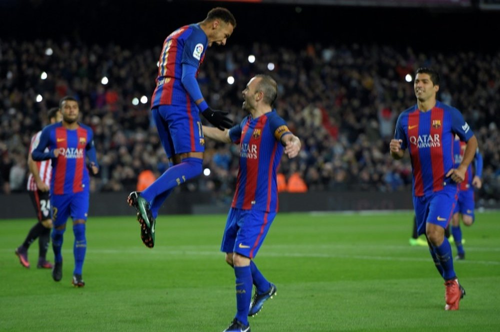 Iniesta espera que Neymar decida quedarse mucho tiempo en el Camp Nou. AFP