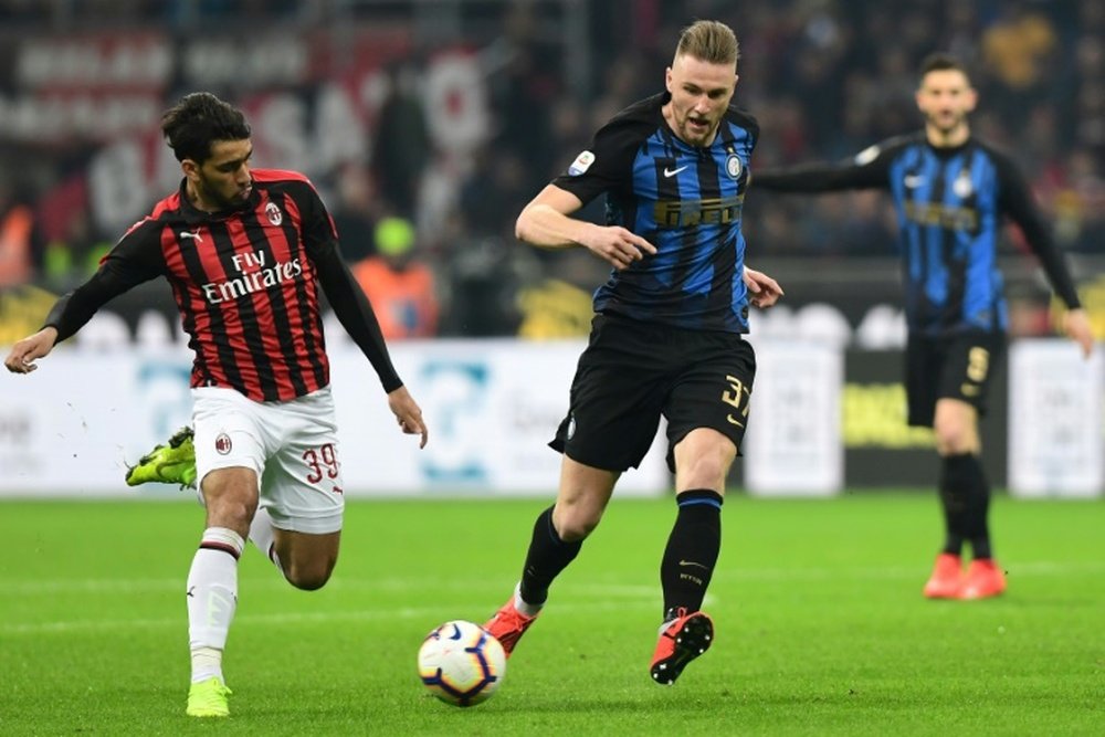 Milan Skriniar (d) suena para reforzar el centro de la zaga del PSG. AFP/Archivo