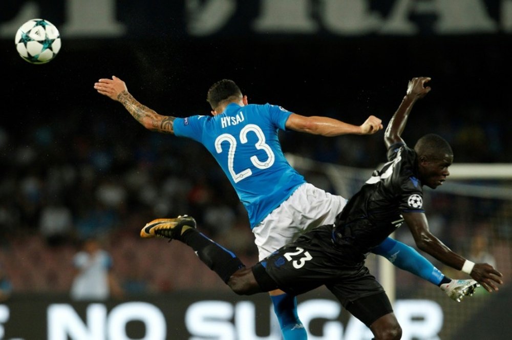 Le défenseur niçois Malang Sarr (d) à la lutte avec celui de Naples Elseid Hysaj. AFP