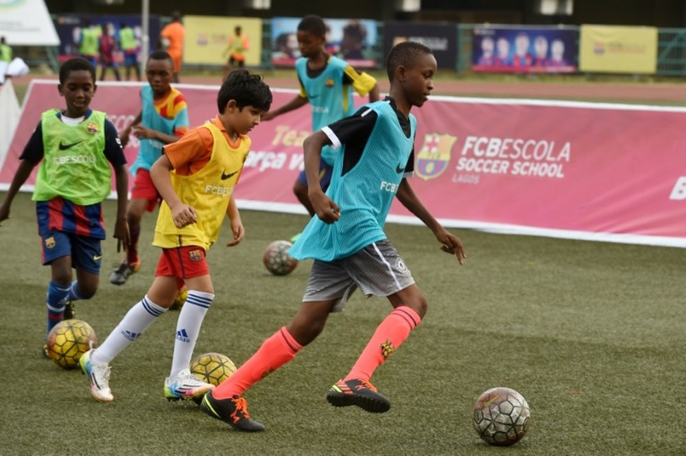 Des jeunes de l'académie du FC Barcelone s'entraînent à Lagos, le 22 novembre 2016. AFP