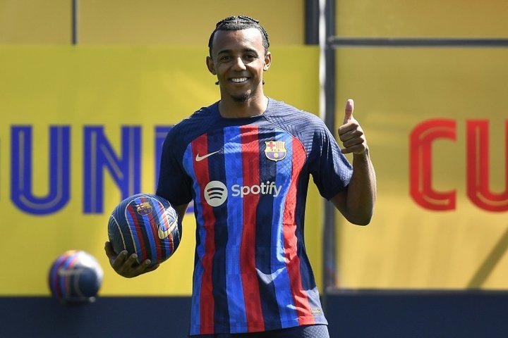 Jules Koundé voit grand avec le Barça