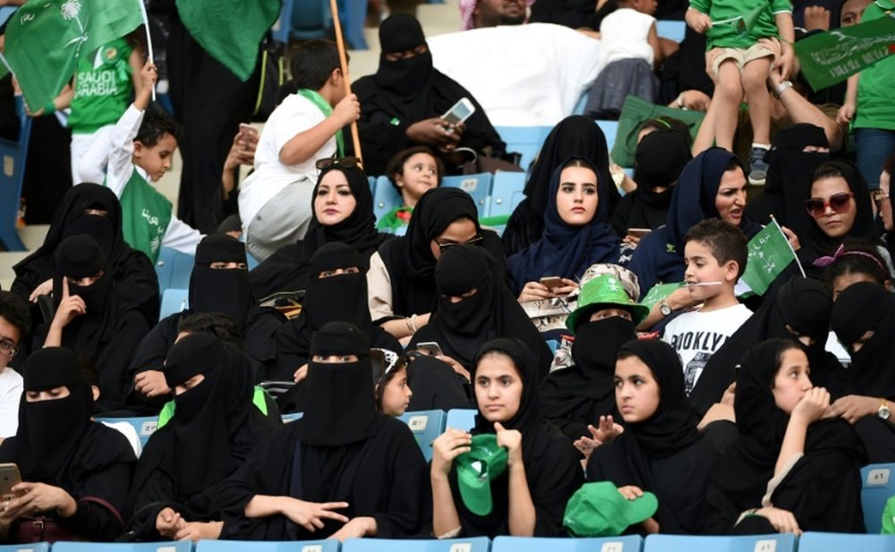 Des femmes saoudiennes assistent, dans un stade de Ryad, à une commémoration. AFP