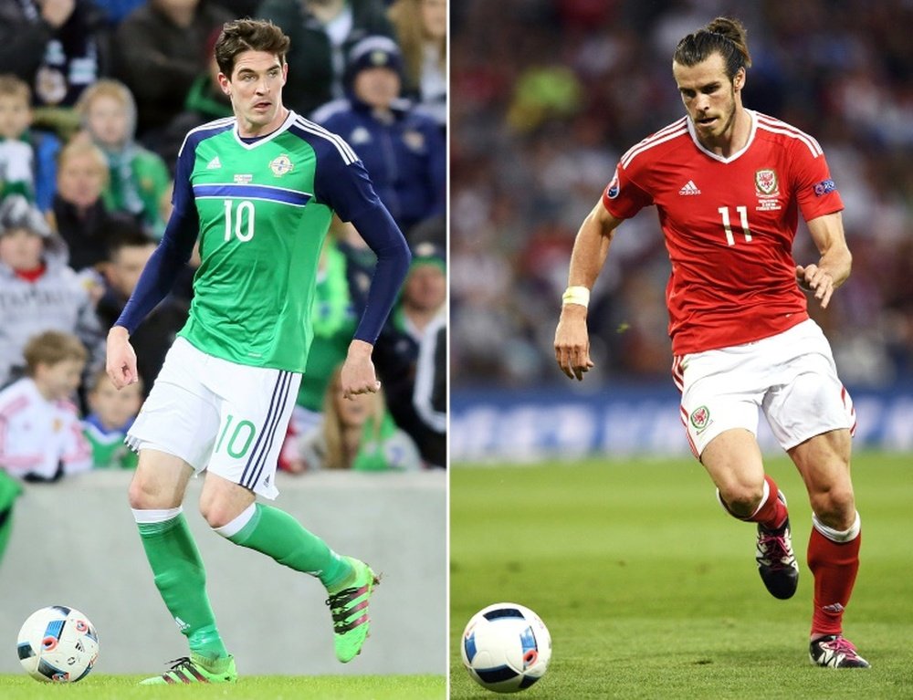 Le Nord-Irlandais Kyle Lafferty (g) et le Gallois Gareth Bale