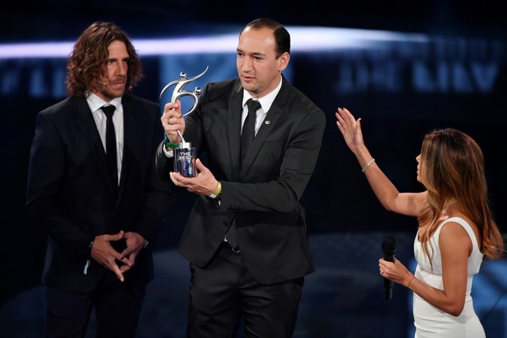 Le président de l'Atletico Nacional reçoit le Prix du fair-play de la FIFA. AFP