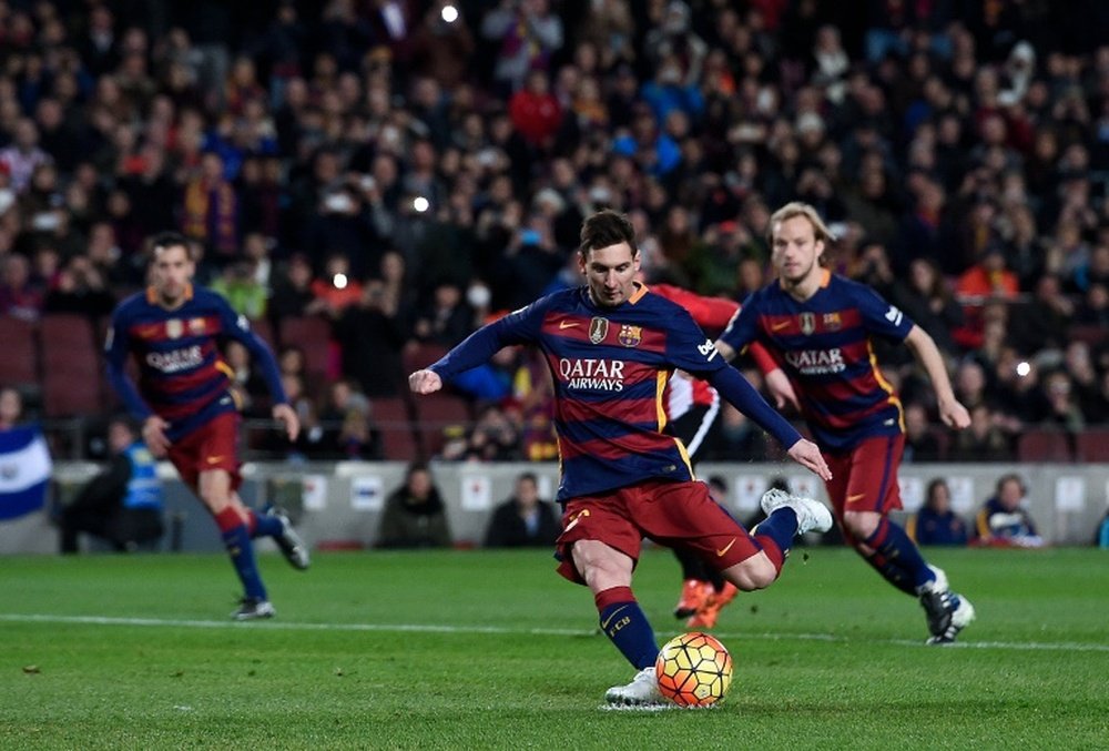 L'attaquant du Barça Lionel Messi frappe un penalty contre l'Athletic Bilbao au Camp Nou. AFP