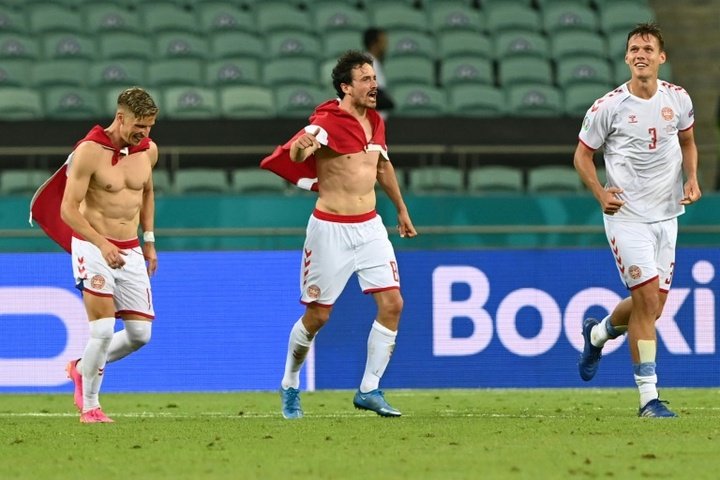 Le milieu de terrain danois Thomas Delaney (C) et le défenseur danois Jannik Vestergaard (R) célèbrent après leur victoire en quart de finale de l`EURO 2020 contre la République tchèque au stade olympique de Bakou, le 3 juillet 2021.