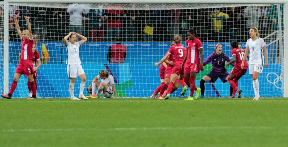 Le désarroi des joueuses de léquipe de France féminine de football après leur élimination en quarts face au Canada, le 12 août 2016 à Sao Paulo
