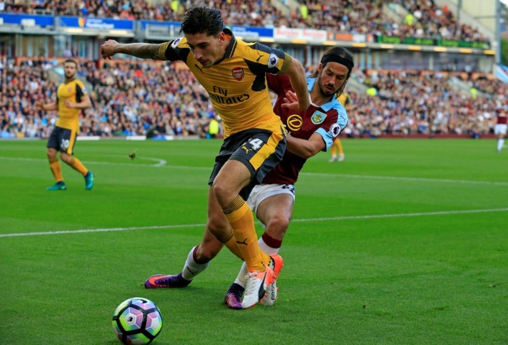 Le Gunner Hector Bellerin en position défensive face à George Boyd de Burnley. AFP