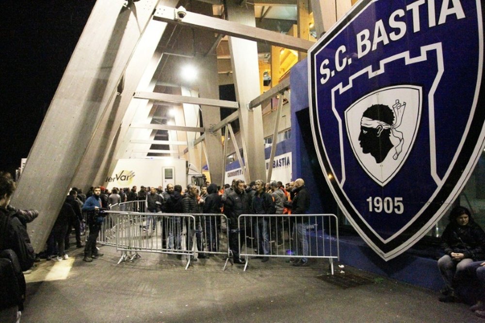 Les supporters du SC Bastia à l'entrée du stade Armand Cesari. AFP