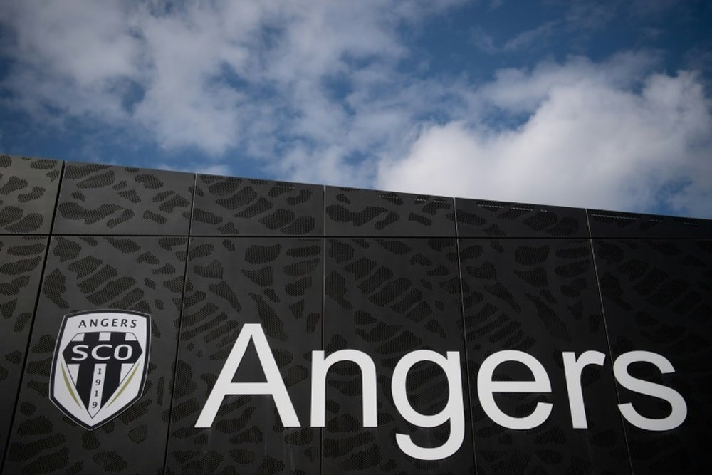 Angers y Paris FC, sancionados por la FIFA sin fichar. AFP