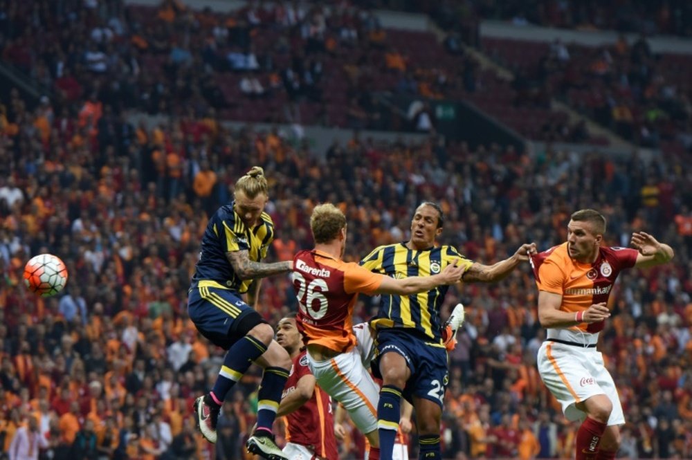Lukas Podolski lors d'un match de championnat avec Galatasaray face à Fenerbahçe. AFP