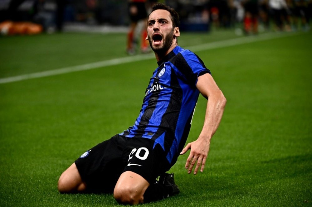 El Inter de Milán se reunirá con Çalhanoglu. AFP