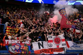 La commission de discipline du FC Barcelone révoquera le statut de membre de deux supporters arrêtés par la police française et le troisième se verra interdire d'acheter des billets pour les matches du club à domicile et à l'extérieur.