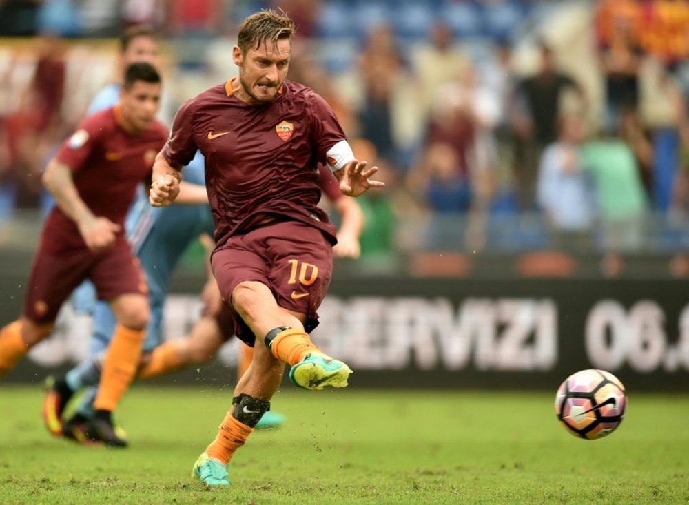 La légende de la Roma Francesco Totti buteur décisif sur penalty contre la Sampdoria. AFP