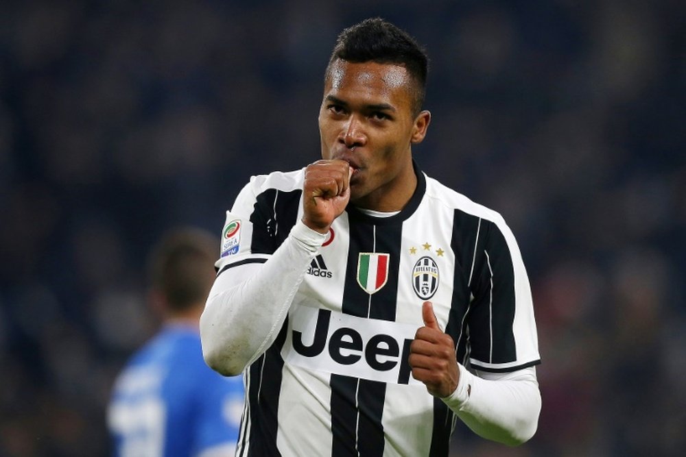 Alex Sandro wants to leave Juventus. AFP