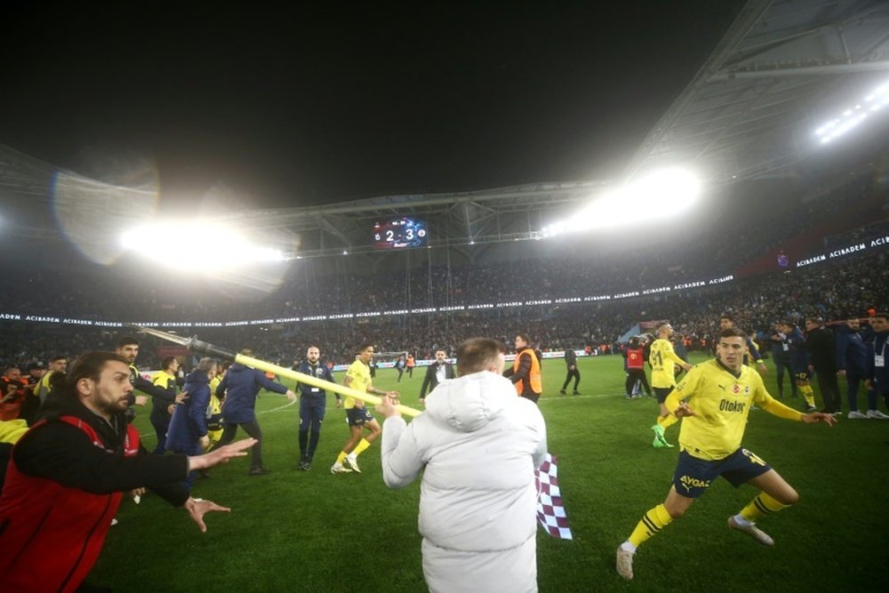 Le cierran el estadio 6 partidos y el Trabzonspor estalla. AFP
