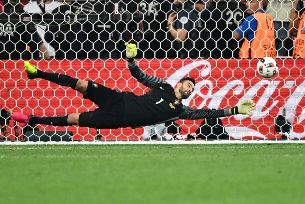 Le gardien portugais Rui Patricio stoppe un tir au but face à la Pologne en quarts de lEuro au Vélodrome, le 30 juin 2016