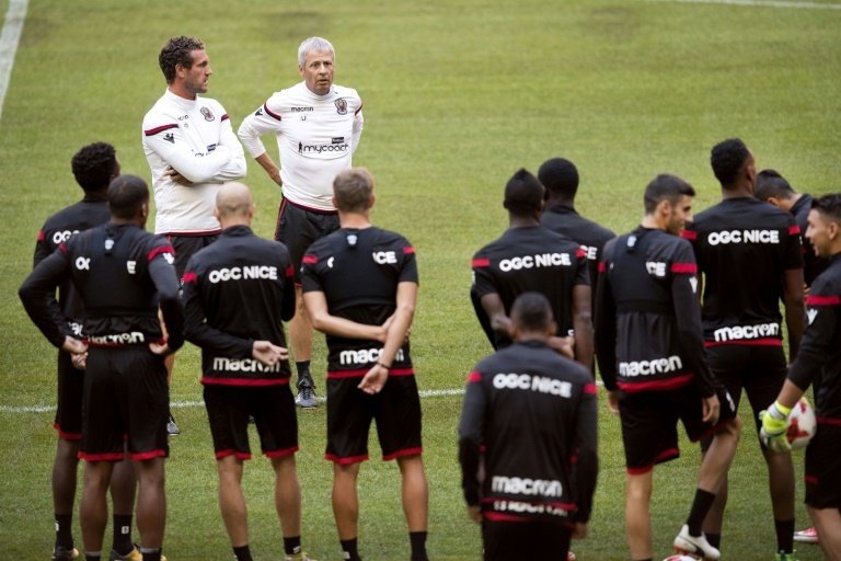 Lucien Favre dirige une séance d'entraînement de de l'OGC Nice. AFP