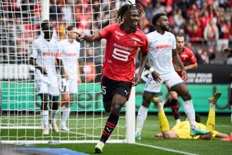 El Rennes, que contaba con una renta de 2-0 a su favor frente al Le Havre, se durmió en los laureles y eso propició que el recién ascendido, con un hombre menos desde el 62', lograse igualar el partido. Nuevo accidente de los de Bruno Génésio.