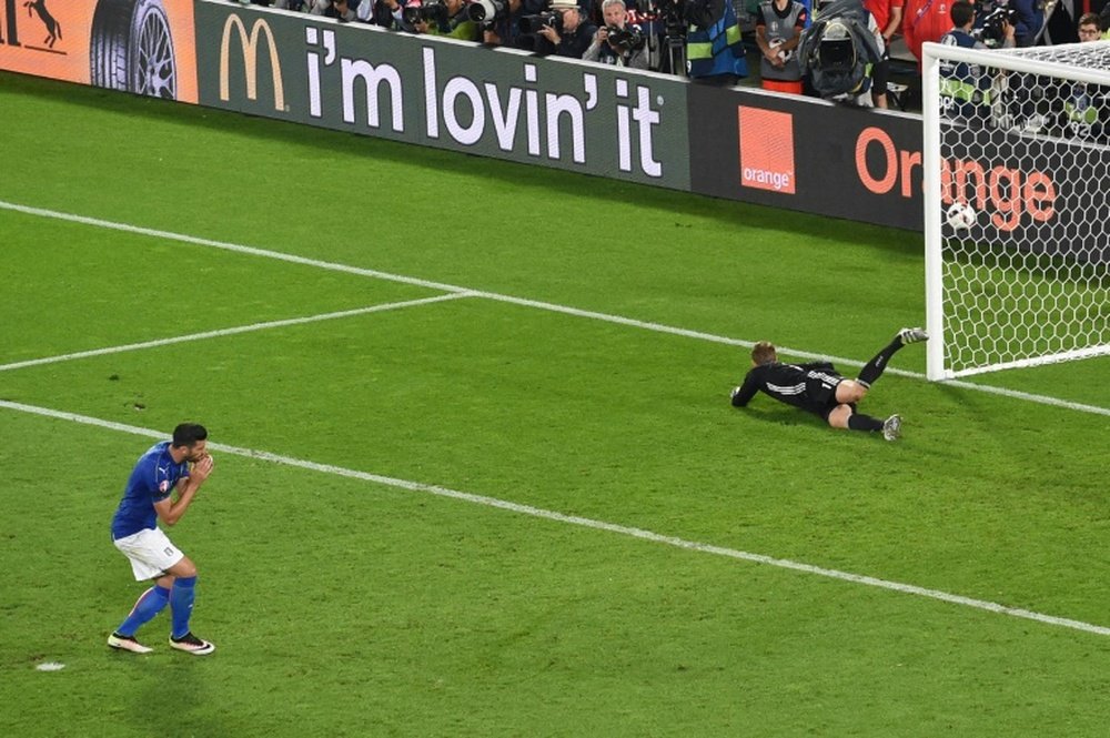 Pelle rues his missed penalty against Germany. BeSoccer