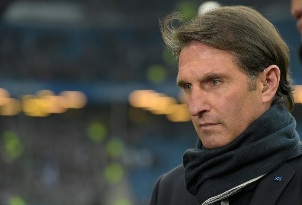 L'entraîneur de Hambourg Bruno Labbadia attend le coup denvoi du match face au Hertha Berlin. AFP