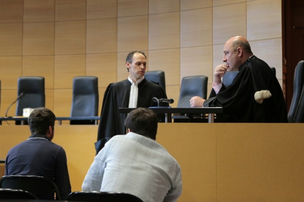 Le procureur Nicolas Bessone s'entretient avec l'avocat de la Ligue Benjamin Peyrelevade. AFP