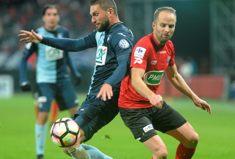 Lattaquant de Guingamp Etienne Didot (d) à la lutte avec le défenseur du Havre Cédric Camnon en Coupe de France au Roudourou, le 7 janvier 2017